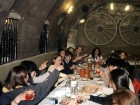 Cena típica en una bodega